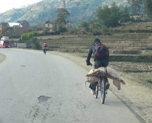 Madagascar onderweg fietser
